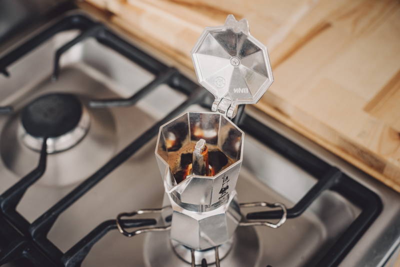 Epresso-Kanne beobachten und horchen
