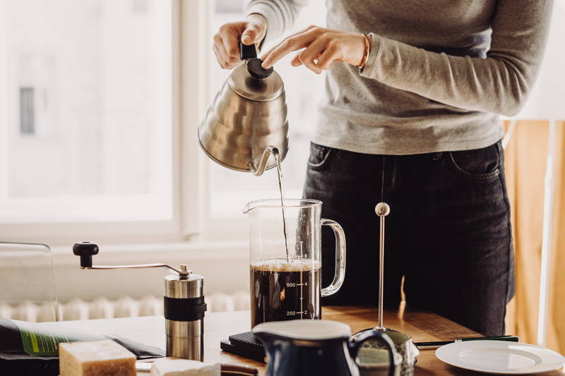 Die Handkaffeemühle ist perfekt mit der French Press